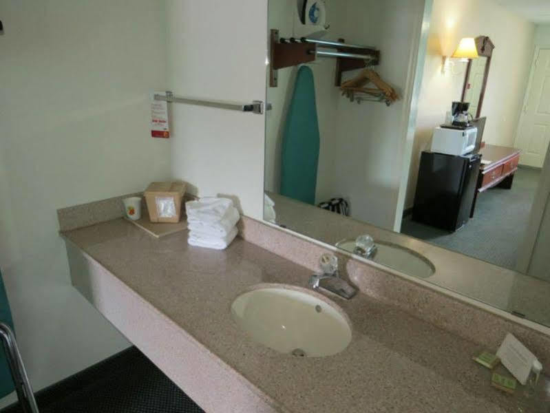 Super 8 By Wyndham Kingston Otel Dış mekan fotoğraf